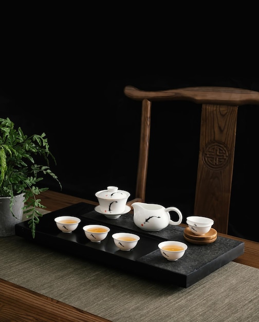 Een theeservies met een theepot en kopjes op een tafel