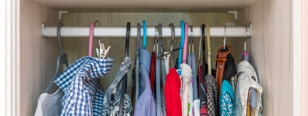 Een thuisgarderobe met wat hangers en kleding