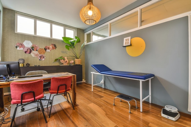 Een thuiskantoor met een bureau en een blauwe tafel