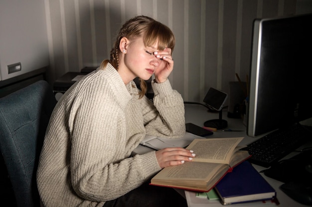 Een tienermeisje bereidt zich thuis voor op examens 's nachts overwerk