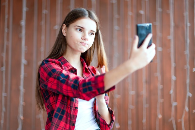 Een tienermeisje dat een goede selfie probeert te maken