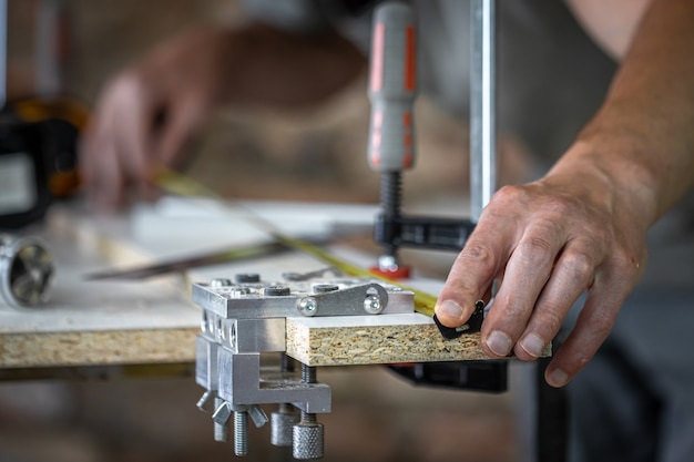 Foto een timmerman in het proces, een professioneel gereedschap voor precisieboren in hout.