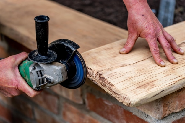 Een timmerman werkt in een tuin