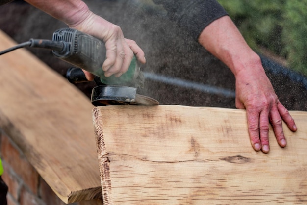 Een timmerman werkt in een tuin