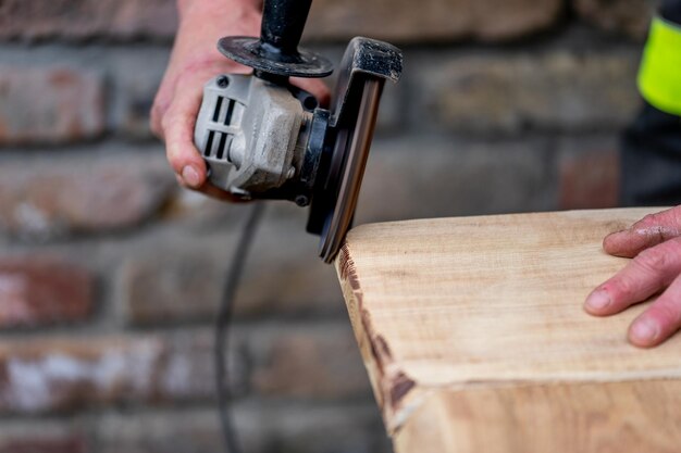 Een timmerman werkt in een tuin