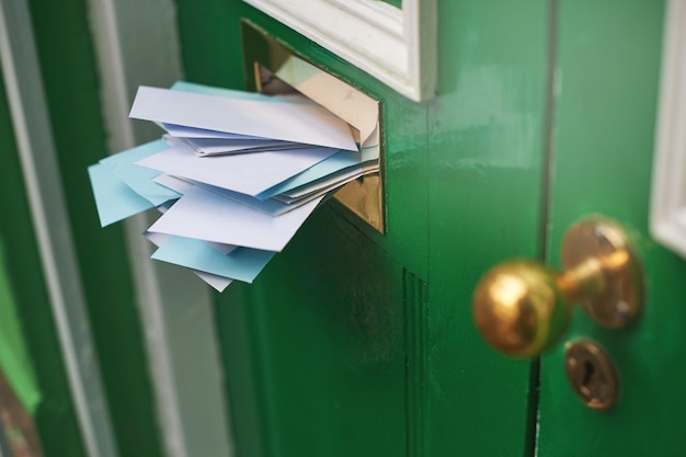 Een toegangsweg gevuld met enveloppen bijgesneden opname van brieven in een brievenbus