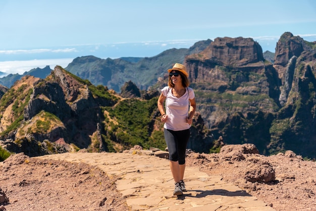 Een toerist die in de zomer van Madeira Portugal op het wandelpad loopt bij Pico do Arieiro