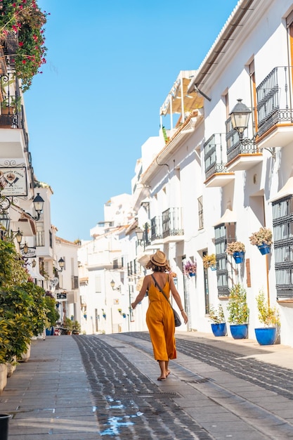 Een toerist in Mijas in de witte huizen charmante stad in de provincie Malaga Andalusië