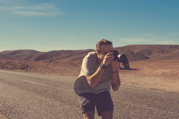 Een toerist op de weg in de woestijn