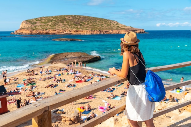 Een toerist op het strand van Cala Comte op het eiland Ibiza Sunset Balearic