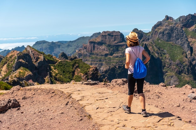 Een toerist op het wandelpad bij Pico do Arieiro Madeira Portugal