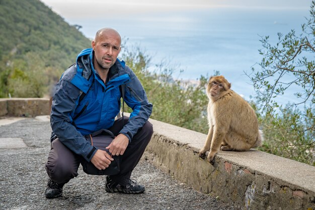 Een toerist verkent een aap in het wild in Gibraltar