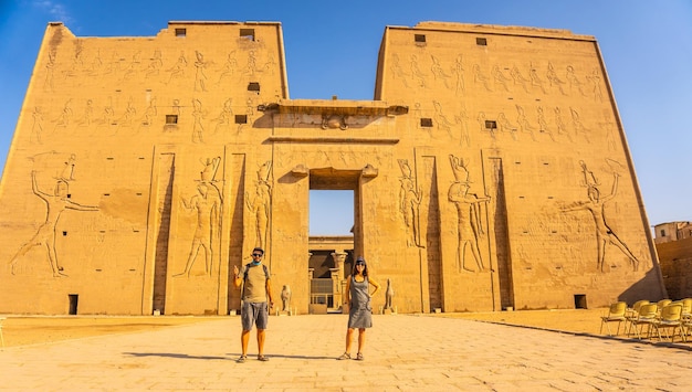 Een toeristisch stel verlaat de Edfu-tempel in de buurt van de rivier de Nijl in Aswan