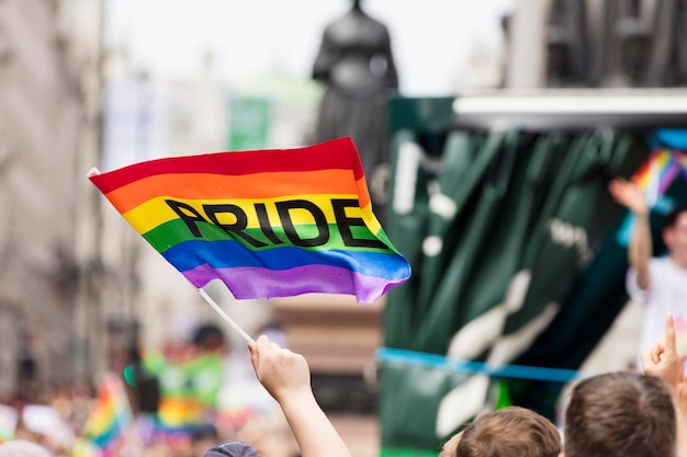 Een toeschouwer zwaait met een homo-regenboogvlag tijdens een LGBT-gay pride-mars in Londen