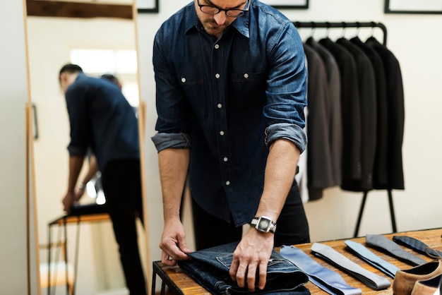 Een toevallige man die op zoek is naar nieuwe outfits