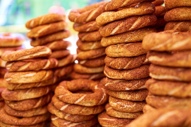 Een toonbank gevuld met simit bagels, een populair straatvoedsel in turkije