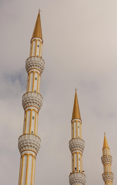 Een toren met een blauw bord waarop 'eid' staat