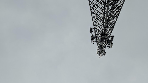 Een toren met een lampje erop en een bordje waarop staat 'het licht is aan'. '