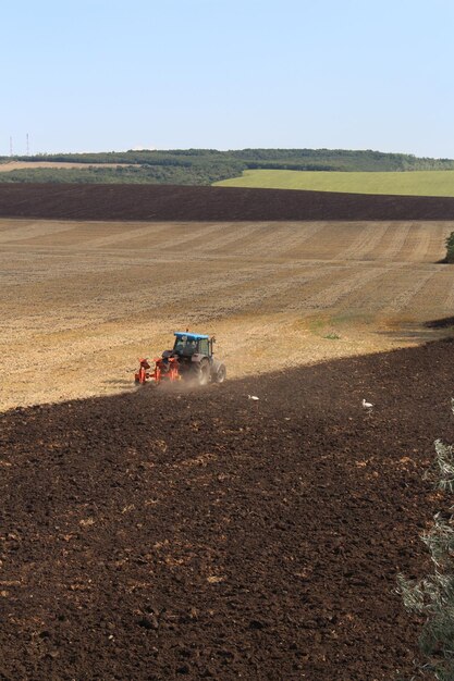 Foto een tractor die een veld ploegt