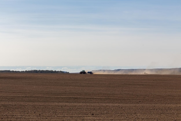 Een tractor met een grote dubbele ploeg