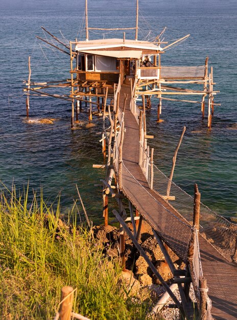 Een traditionele houten visserstrabocco in de zee in Italië