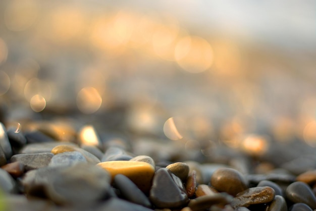 Een transparante zeegolf rolt over een kiezelstrand, recreatie en reizen, onscherpte, bokeh.