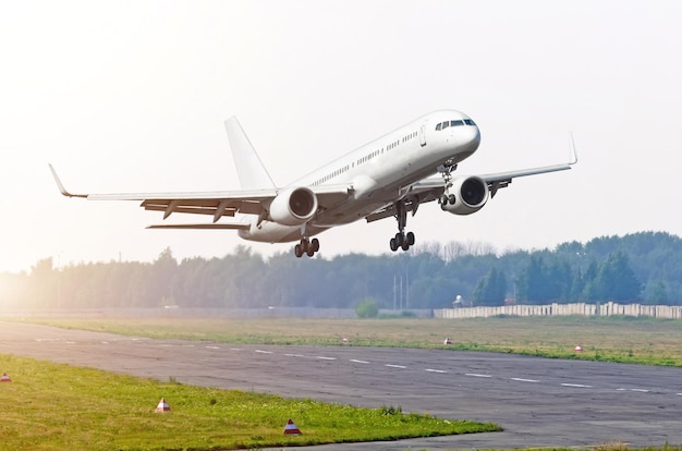 Een transporthelikopter stijgt op vanaf de startbaan op een kleine luchthaven.