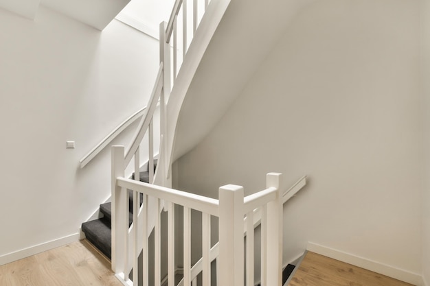 een trap in een huis met een witte trap