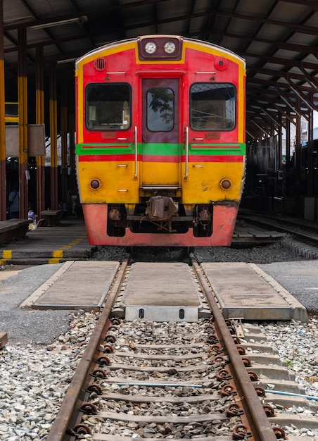 Een trein geparkeerd in een treinstation vooraanzicht van de trein