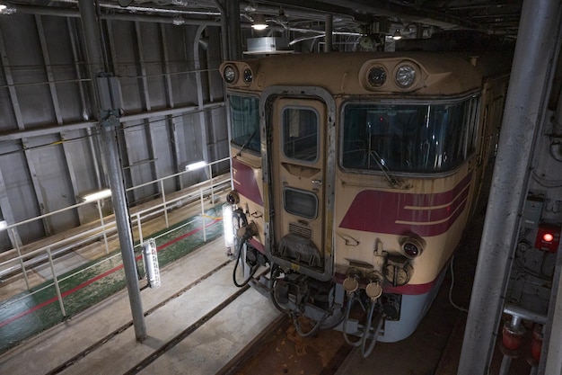 Een trein in een gebouw met het nummer 2 op de voorkant.