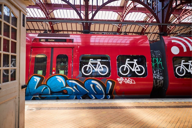 Een trein op een treinstation met graffiti