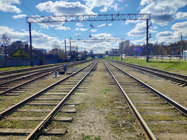 Een treinspoor met een bord waarop staat "ik ben geen trein"