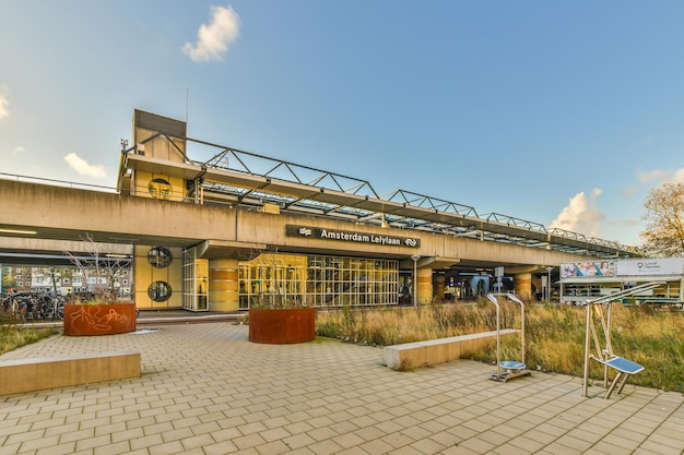 Een treinstation met een blauwe lucht op de achtergrond