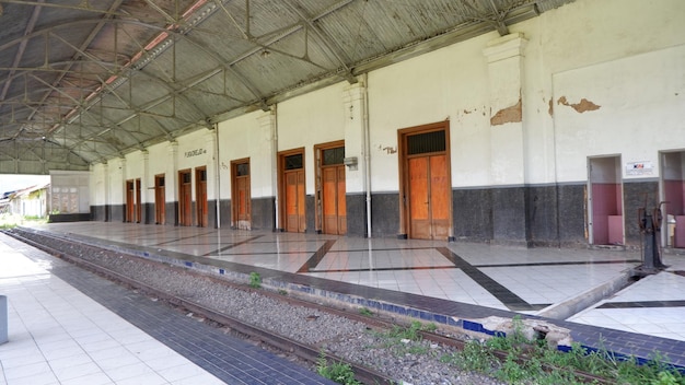 Een treinstation met een treinspoor en een bord met de tekst 'darjeeling'
