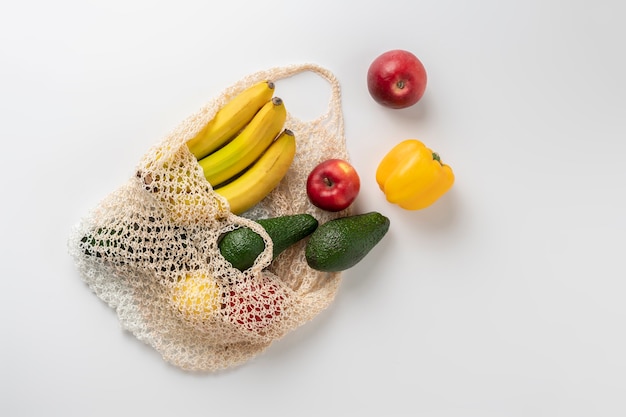 Een trendy stoffen stoffen tas met fruit, herbruikbaar materiaal voor natuurlijke producten