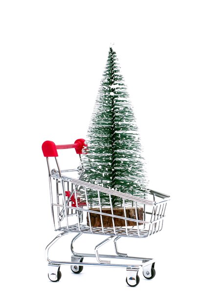 Een trolley met een kerstboom op een geïsoleerde achtergrond