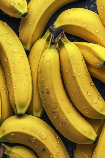 Een tros bananen met waterdruppels erop