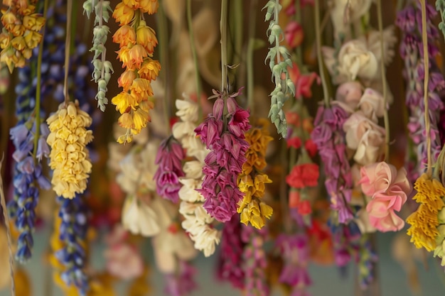 Een tros gedroogde bloemen die aan het plafond hangen