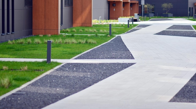 een trottoir met een bord waarop staat "niet parkeren".