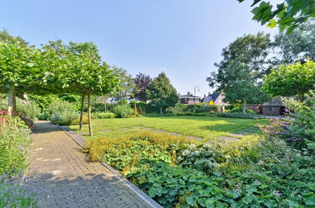 Een tuin met een stenen pad en een groen gazon