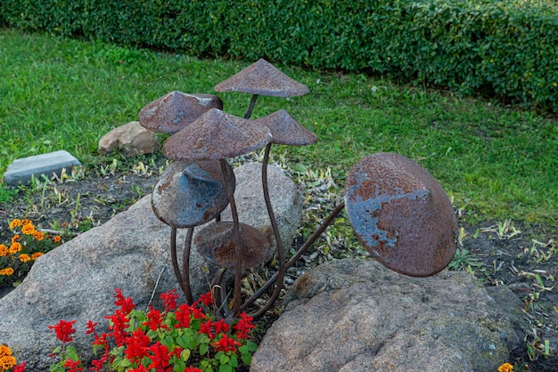 Een tuinsculptuur van een paddenstoelsculptuur metalen paddenstoelen verroest oud