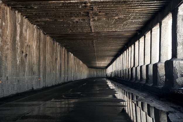 Een tunnel in de bergen die de weg beschermt tegen sneeuw