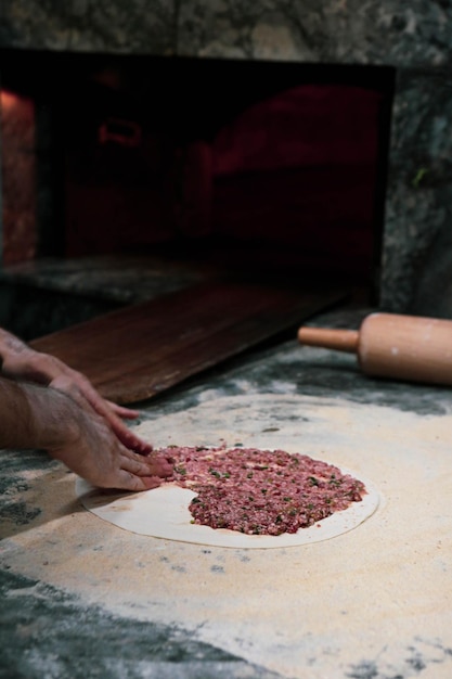 Een Turkse pizza of lahmacun fastfood en populair straatvoedsel maken in mediterrane landen D