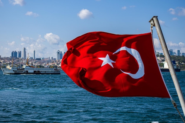een Turkse vlag wapperend in de wind en de Bosporus