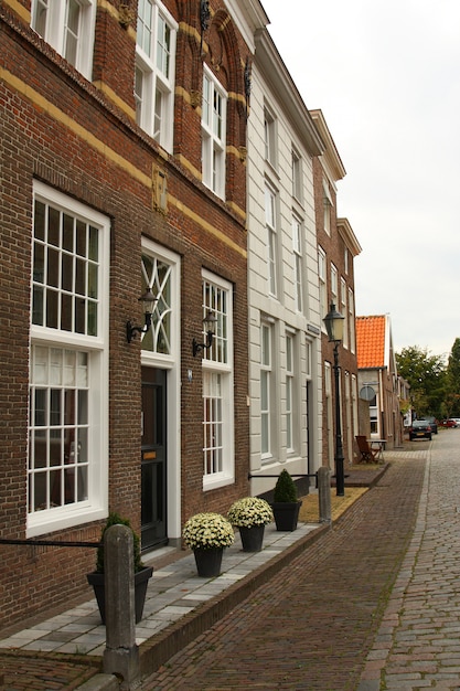 Foto een typisch nederlandse straat in heusden. nederland