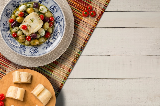 Een typisch Portugees gerecht met kabeljauw genaamd Bacalhau do Porto in een origineel Portugees bord.