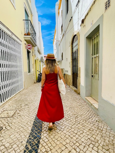 Een typische straat op Olhao, een stad in de regio Algarve in Portugal