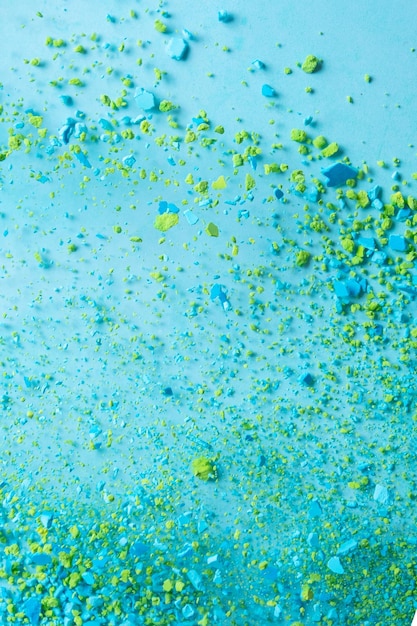 Een uitbarsting van kleurrijke blauwgroene deeltjes Abstract splash verticale achtergrond met selectieve focus