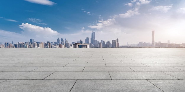 Een uitgestrekt stedelijk landschap met de skyline van de stad onder een heldere lucht