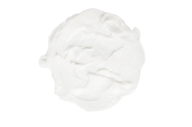 Een uitstrijkje van witte crème crème masker romige crème textuur cosmetische geïsoleerd op een witte achtergrond